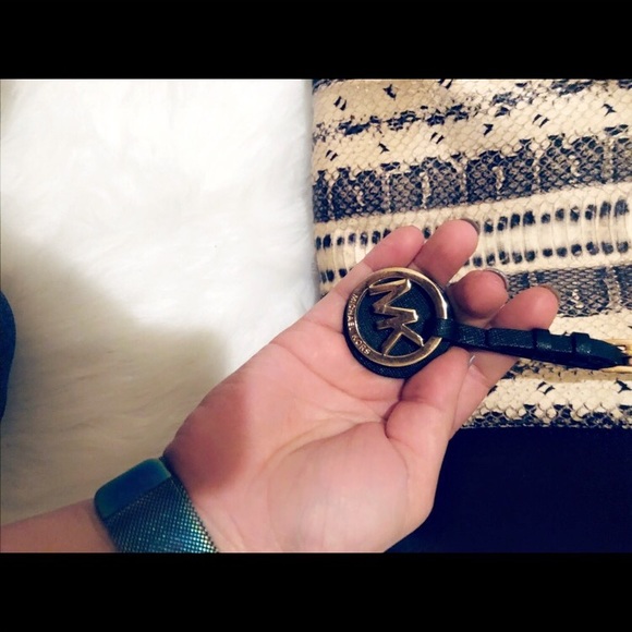 SOLD!!!!!Michael Kors Snake Print purse - Picture 4 of 6
